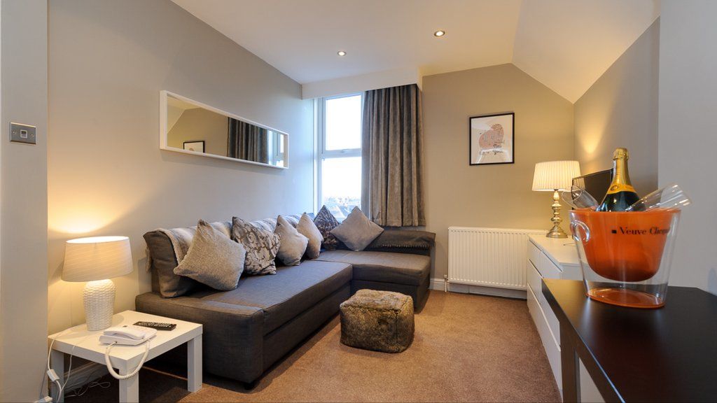 Cheshire Hospitality Ltd T\/A Lennox Lea Studios & Apartments Sale Eksteriør billede